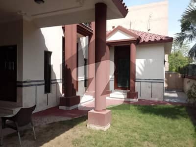 ڈی ایچ اے فیز 2 - بلاک ایس فیز 2,ڈیفنس (ڈی ایچ اے),لاہور میں 4 کمروں کا 1 کنال مکان 2.5 لاکھ میں کرایہ پر دستیاب ہے۔