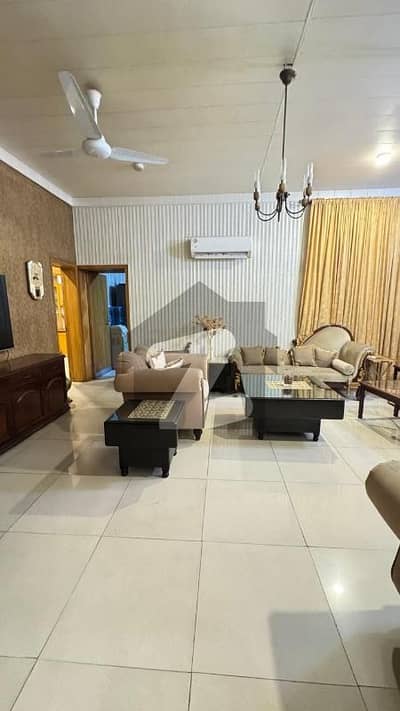 ماڈل ٹاؤن لاہور میں 4 کمروں کا 10 مرلہ مکان 4.8 کروڑ میں برائے فروخت۔