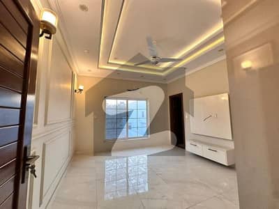 ایل ڈی اے ایوینیو لاہور میں 5 کمروں کا 10 مرلہ مکان 1.4 لاکھ میں کرایہ پر دستیاب ہے۔