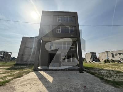 8 Marla Prime Commercial Plaza for Sale in Paragon Ciy