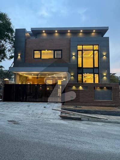 زراج ہاؤسنگ سکیم اسلام آباد میں 5 کمروں کا 10 مرلہ مکان 5.0 کروڑ میں برائے فروخت۔