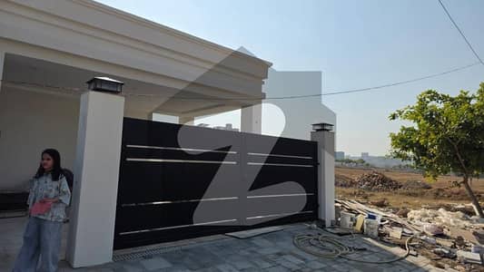 Owner Buikt Kanal Solid House At a very prime location