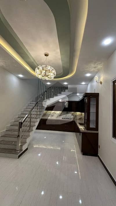 نیا ناظم آباد ۔ بلاک سی نیا ناظم آباد,کراچی میں 5 کمروں کا 5 مرلہ مکان 4.25 کروڑ میں برائے فروخت۔