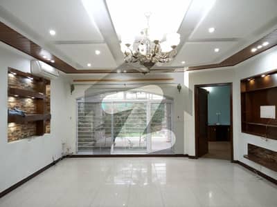 ای ۔ 11 اسلام آباد میں 5 کمروں کا 14 مرلہ مکان 2.5 لاکھ میں کرایہ پر دستیاب ہے۔