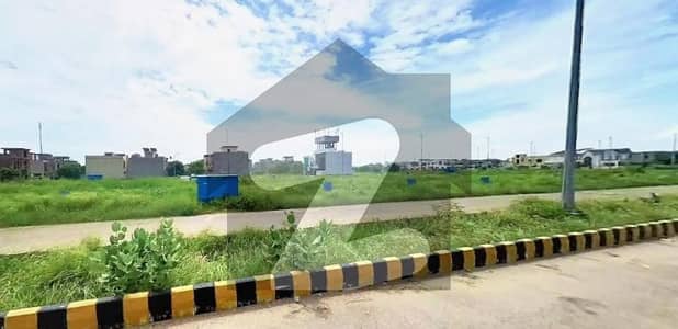 ڈی ایچ اے فیز 8 - بلاک ٹی فیز 8,ڈیفنس (ڈی ایچ اے),لاہور میں 1 کنال رہائشی پلاٹ 6.5 کروڑ میں برائے فروخت۔