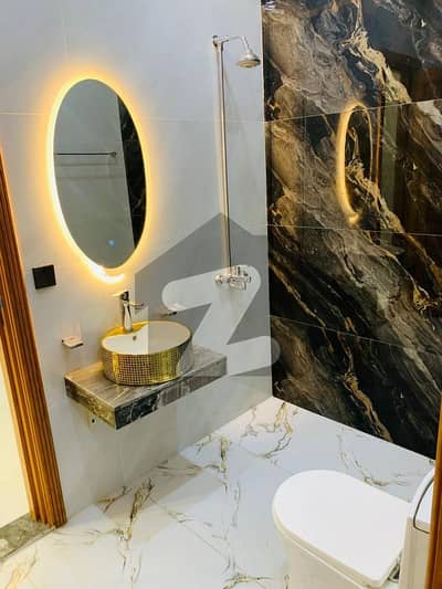 بحریہ ٹاؤن فیز 8 بحریہ ٹاؤن راولپنڈی,راولپنڈی میں 5 کمروں کا 7 مرلہ مکان 3.4 کروڑ میں برائے فروخت۔