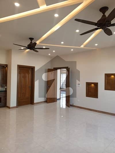 بحریہ ٹاؤن فیز 8 بحریہ ٹاؤن راولپنڈی,راولپنڈی میں 5 کمروں کا 1 کنال مکان 8.65 کروڑ میں برائے فروخت۔