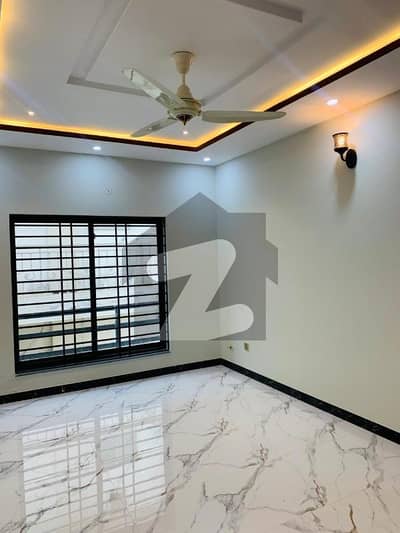 بحریہ ٹاؤن فیز 8 بحریہ ٹاؤن راولپنڈی,راولپنڈی میں 5 کمروں کا 7 مرلہ مکان 3.0 کروڑ میں برائے فروخت۔