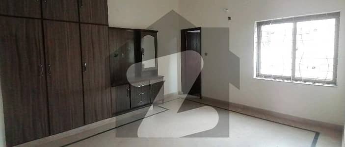 علامہ اقبال ٹاؤن لاہور میں 2 کمروں کا 1 کنال زیریں پورشن 1.7 لاکھ میں کرایہ پر دستیاب ہے۔