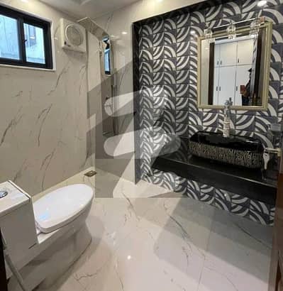 بحریہ ٹاؤن سیکٹر سی بحریہ ٹاؤن,لاہور میں 5 کمروں کا 10 مرلہ مکان 3.7 کروڑ میں برائے فروخت۔