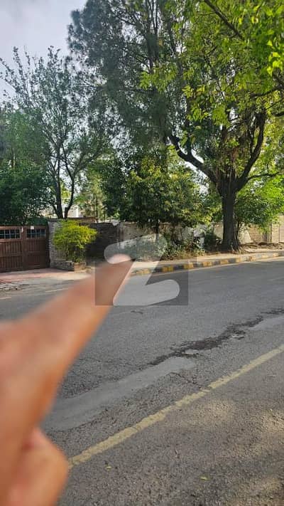 G6/4 prime location 550 sq yds Corner plot available for Sale at Investor price