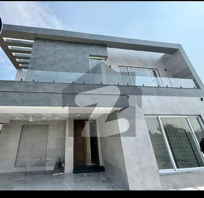 ڈی ایچ اے فیز 7 - بلاک یو فیز 7,ڈیفنس (ڈی ایچ اے),لاہور میں 5 کمروں کا 1 کنال مکان 3.25 لاکھ میں کرایہ پر دستیاب ہے۔