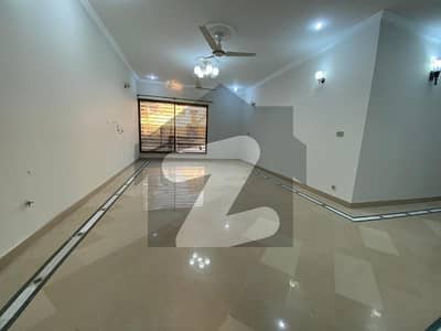 آئی ۔ 8/3 آئی ۔ 8,اسلام آباد میں 3 کمروں کا 1 کنال بالائی پورشن 1.5 لاکھ میں کرایہ پر دستیاب ہے۔