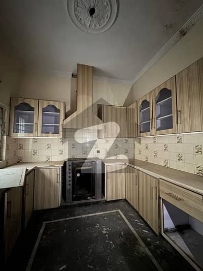 علامہ اقبال ٹاؤن لاہور میں 4 کمروں کا 7 مرلہ مکان 2.9 کروڑ میں برائے فروخت۔