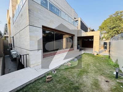 ایف ۔ 8 اسلام آباد میں 8 کمروں کا 1 کنال مکان 15.0 لاکھ میں کرایہ پر دستیاب ہے۔