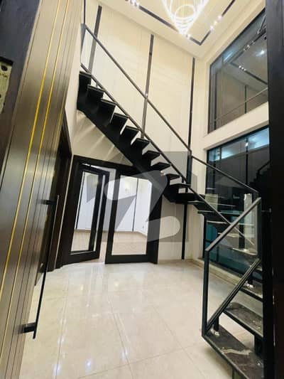 ستیانہ روڈ فیصل آباد میں 4 کمروں کا 7 مرلہ مکان 3.4 کروڑ میں برائے فروخت۔