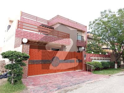 یونیورسٹی ٹاؤن فیصل آباد میں 8 کمروں کا 1 کنال مکان 5.4 کروڑ میں برائے فروخت۔