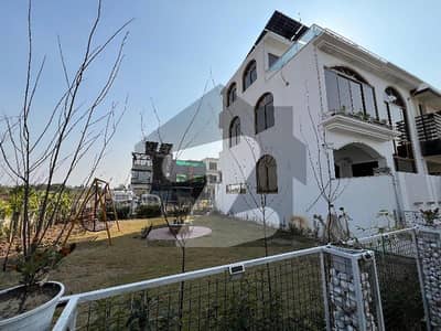 4 Marla corner house For Rent beautiful location house