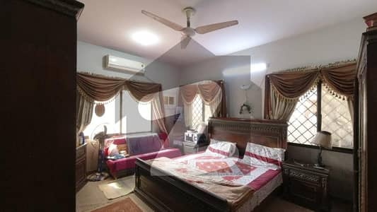 گلشنِ اقبال - بلاک 13 ڈی گلشنِ اقبال,گلشنِ اقبال ٹاؤن,کراچی میں 7 کمروں کا 1 کنال مکان 12.0 کروڑ میں برائے فروخت۔