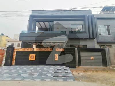 Prime Location House Of 10 Marla Available For sale In UET Housing Society - Block C