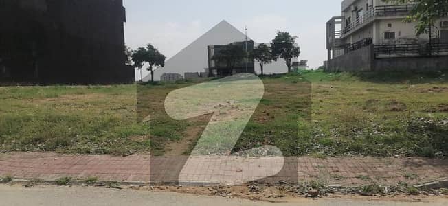 10 MARLA STUNNING PLOT FOR SALE IN BLOCK E