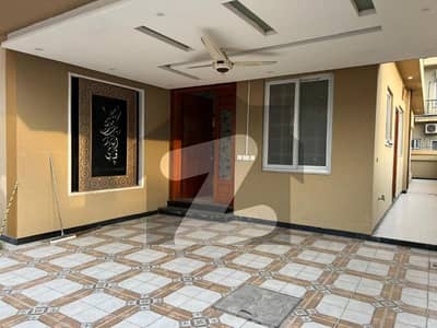 بحریہ ٹاؤن فیز 8 بحریہ ٹاؤن راولپنڈی,راولپنڈی میں 5 کمروں کا 10 مرلہ مکان 4.7 کروڑ میں برائے فروخت۔