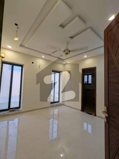 بحریہ آرچرڈ لاہور میں 5 کمروں کا 10 مرلہ مکان 1.4 لاکھ میں کرایہ پر دستیاب ہے۔