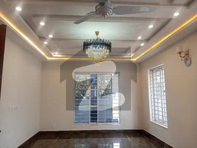 بحریہ ٹاؤن فیز 7 بحریہ ٹاؤن راولپنڈی,راولپنڈی میں 5 کمروں کا 12 مرلہ مکان 4.25 کروڑ میں برائے فروخت۔