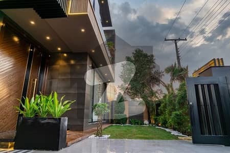 Luxurious 1 Kanal Modern House for Sale 5 Beds 6 bathroom 40 feet road