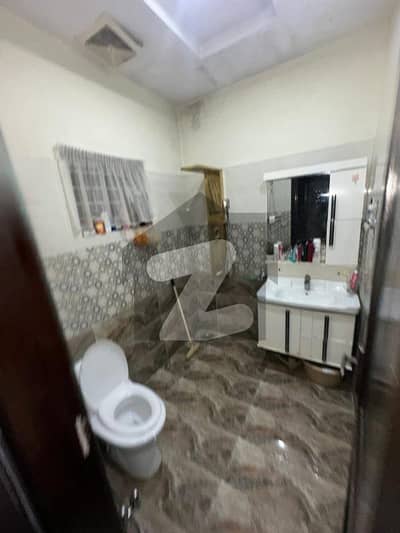 پی جی ای سی ایچ ایس فیز 2 پنجاب گورنمنٹ ایمپلائیز سوسائٹی,لاہور میں 6 کمروں کا 10 مرلہ مکان 3.9 کروڑ میں برائے فروخت۔