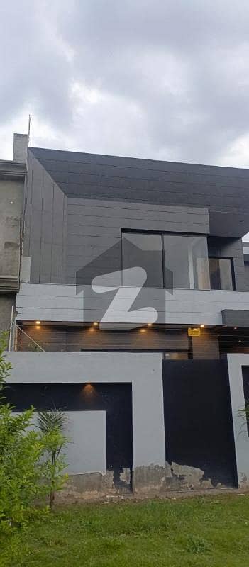 ایل ڈی اے ایوینیو لاہور میں 10 کمروں کا 1 کنال مکان 7.5 کروڑ میں برائے فروخت۔