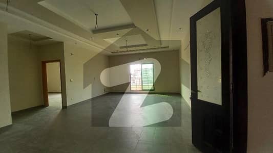 جوہر ٹاؤن لاہور میں 1 کمرے کا 12 مرلہ عمارت 1.6 لاکھ میں کرایہ پر دستیاب ہے۔