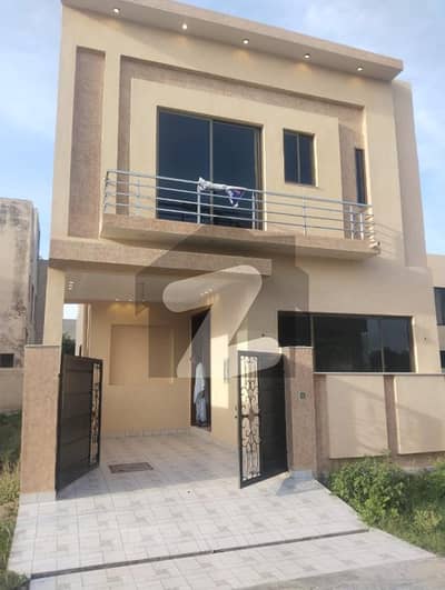 ڈی ایچ اے 9 ٹاؤن ۔ بلاک سی ڈی ایچ اے 9 ٹاؤن,ڈیفنس (ڈی ایچ اے),لاہور میں 3 کمروں کا 5 مرلہ مکان 2.5 کروڑ میں برائے فروخت۔