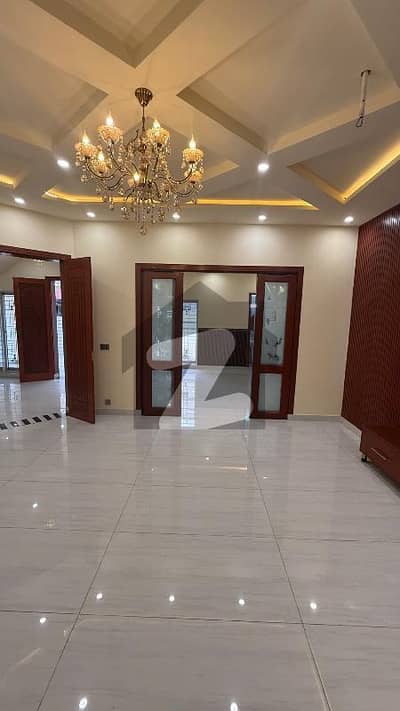 پاک عرب ہاؤسنگ سوسائٹی لاہور میں 6 کمروں کا 10 مرلہ مکان 4.4 کروڑ میں برائے فروخت۔