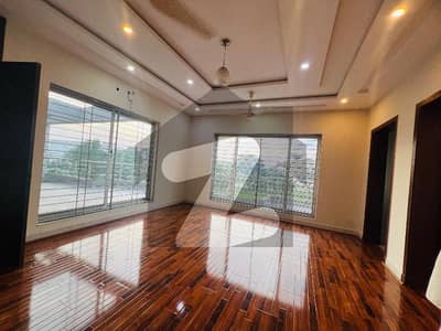 1KANAL NEWLY UPPER PORTION WITH SEPARATE GATE IN DHA PAHSE 6