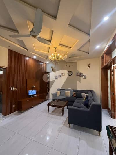 وینس ہاؤسنگ سکیم - بلاک اے وینس ہاؤسنگ سکیم,لاہور میں 5 کمروں کا 10 مرلہ مکان 4.5 کروڑ میں برائے فروخت۔