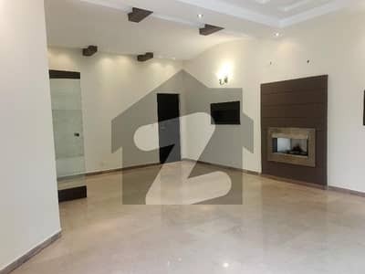 ڈی ایچ اے فیز 4 ڈیفنس (ڈی ایچ اے),لاہور میں 4 کمروں کا 10 مرلہ مکان 2.0 لاکھ میں کرایہ پر دستیاب ہے۔