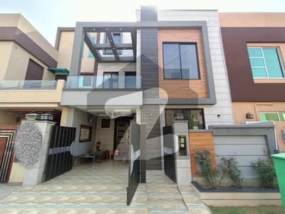 بحریہ ٹاؤن سیکٹر ای بحریہ ٹاؤن,لاہور میں 3 کمروں کا 5 مرلہ مکان 1.7 کروڑ میں برائے فروخت۔