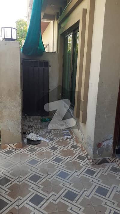 ایڈن بولیوارڈ ہاؤسنگ سکیم کالج روڈ,لاہور میں 1 کمرے کا 5 مرلہ زیریں پورشن 45.0 ہزار میں کرایہ پر دستیاب ہے۔