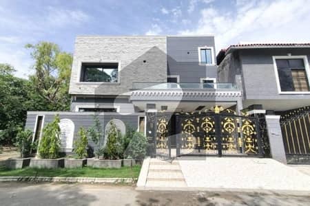 جوہر ٹاؤن فیز 1 جوہر ٹاؤن,لاہور میں 5 کمروں کا 12 مرلہ مکان 5.35 کروڑ میں برائے فروخت۔