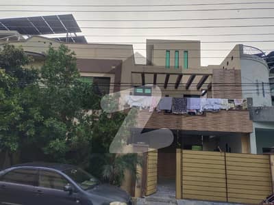 یو ای ٹی ہاؤسنگ سوسائٹی لاہور میں 5 کمروں کا 10 مرلہ مکان 3.1 کروڑ میں برائے فروخت۔