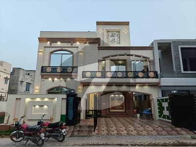 بحریہ ٹاؤن سیکٹر سی بحریہ ٹاؤن,لاہور میں 5 کمروں کا 10 مرلہ مکان 2.95 کروڑ میں برائے فروخت۔