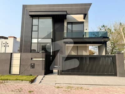 بحریہ ٹاؤن سیکٹر ای بحریہ ٹاؤن,لاہور میں 5 کمروں کا 10 مرلہ مکان 2.9 کروڑ میں برائے فروخت۔