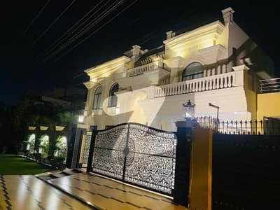 جوہر ٹاؤن لاہور میں 6 کمروں کا 1 کنال مکان 12.0 کروڑ میں برائے فروخت۔