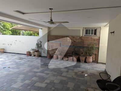 بحریہ ٹاؤن سیکٹر A بحریہ ٹاؤن,لاہور میں 5 کمروں کا 1 کنال مکان 2.5 لاکھ میں کرایہ پر دستیاب ہے۔