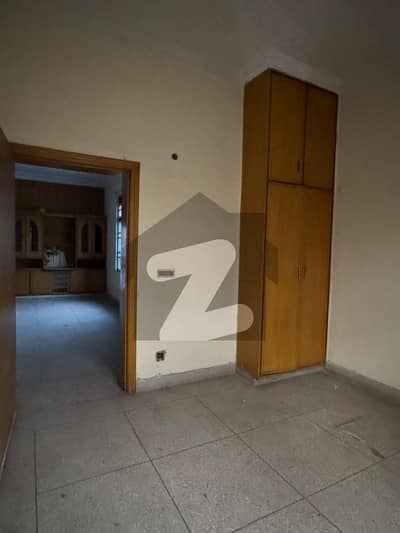 Separate Gate, Allama Iqbal Town 10-Marla Upper Portion Prime Location Facing Park. Separate Gate, Allama Iqbal Town 10-Marla Upper Portion Prime Location Facing Park.