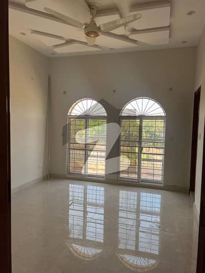 10 MARLA LIKE NEW UPPER PORTION AVALIBLE FOR RENT IN BAHRIA TOWN LAHORE