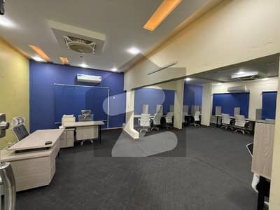 شاہراہِ فیصل کراچی میں 9 مرلہ دفتر 4.0 لاکھ میں کرایہ پر دستیاب ہے۔