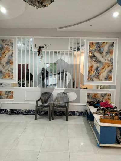 علامہ اقبال ٹاؤن لاہور میں 5 کمروں کا 10 مرلہ مکان 5.7 کروڑ میں برائے فروخت۔