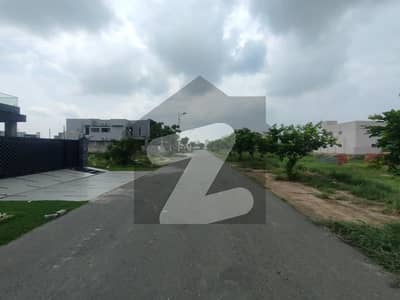 ڈی ایچ اے فیز 7 - بلاک پی فیز 7,ڈیفنس (ڈی ایچ اے),لاہور میں 1 کنال رہائشی پلاٹ 3.25 کروڑ میں برائے فروخت۔